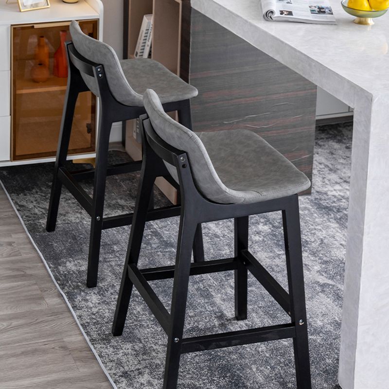 Taburete de bar de estilo escandinavo, asiento tipo cubo con patas de madera y respaldo bajo para barra de cocina