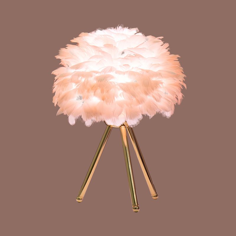 Lampada da comodino Bloom Lampada da tavolo singola bianca/rosa con piuma nordica con treppiede bianco/oro per camera da letto
