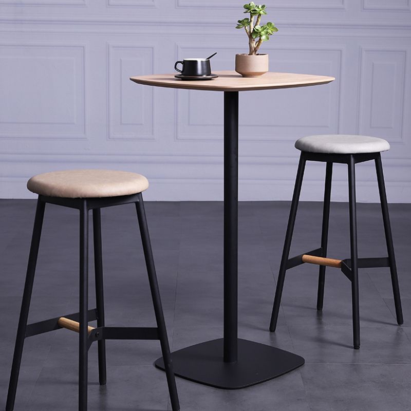 Taburetes de bar negros escandinavos, taburetes de bar sin respaldo de madera y metal con asiento redondo