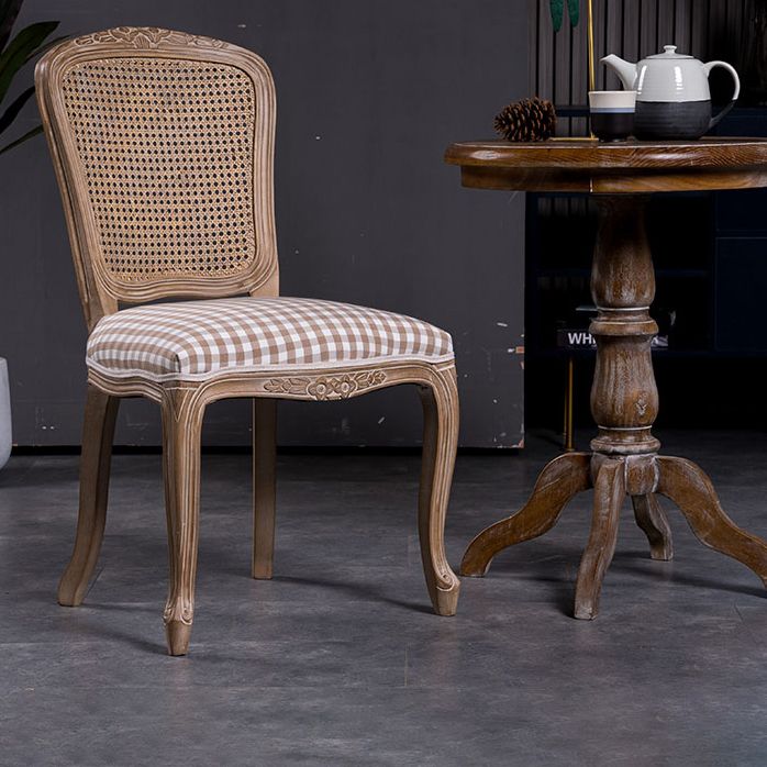 El comedor del estilo rural de madera sólida preside la parte posterior mate del bastón del final que cena las sillas