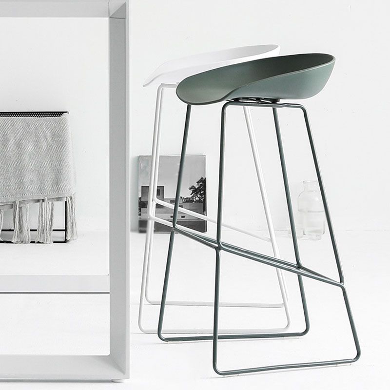 Moderner Barhocker mit Schlittenbeinen, PP-Schalensitz-Barhocker für Thekenbar