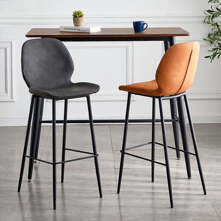 Taburete de bar de cuero moderno para interiores, taburete bajo con respaldo sin brazos y patas de acero