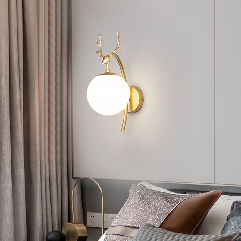 Lámpara de lámparas de apliques de pelota de vidrio de estilo simple Lámpara de pared de asta de una cabeza para dormitorio