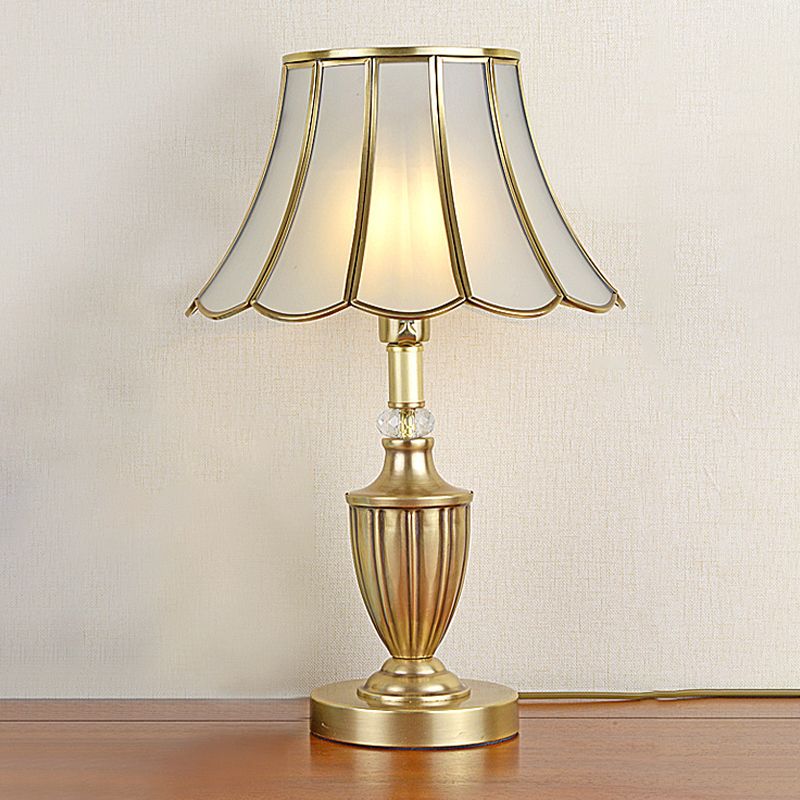 Éclairage nocturne minimaliste festonné 1 tête de nuit en verre givré Lumière en or avec police métallique / déco de cristal clair