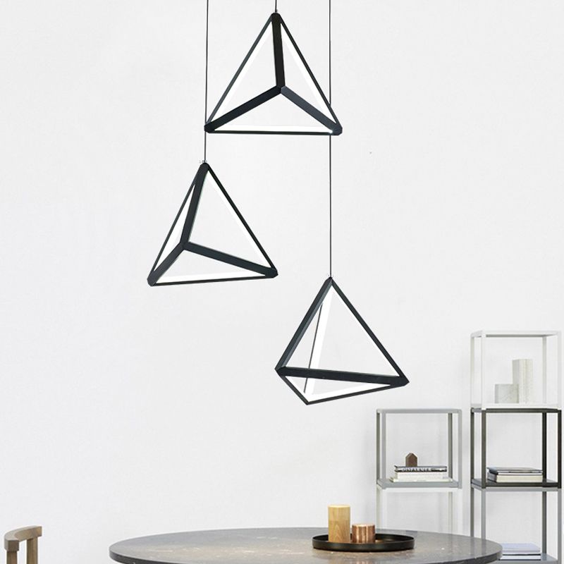 3 luces Costeo de clúster de comedor con sombra acrílica piramidal luz de techo colgante negro en luz cálida/blanca