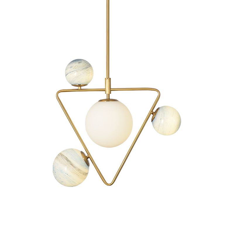 4-head Loft House Kroonluchter Mid Century Gold Pendant Lamp met driehoek ijzeren frame en Orb gekleurde glasschaduw