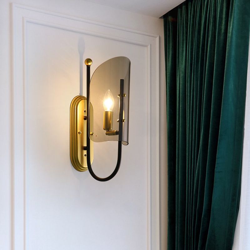 1-Licht-Hall-Wand-Lampe Mitte des Jahrhunderts Schwarz-Brass-Leuchtenbeleuchtung mit geschwungener rauchgrauer Glasschatten