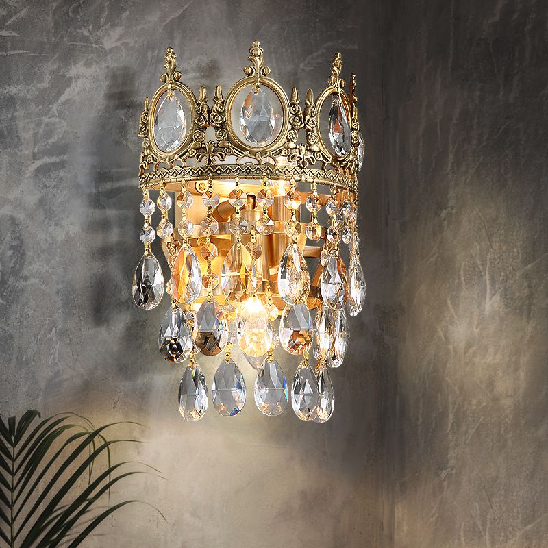 Accensione tradizionale montata a parete rotonda con prismi di cristallo trasparenti 2 lampadine lampada da parete in ottone invecchiato