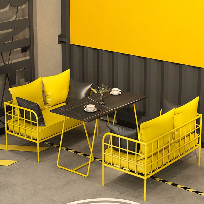 Mesa de cena de piedra sinterizada industrial mesa de mesa negra con marco amarillo para comedor