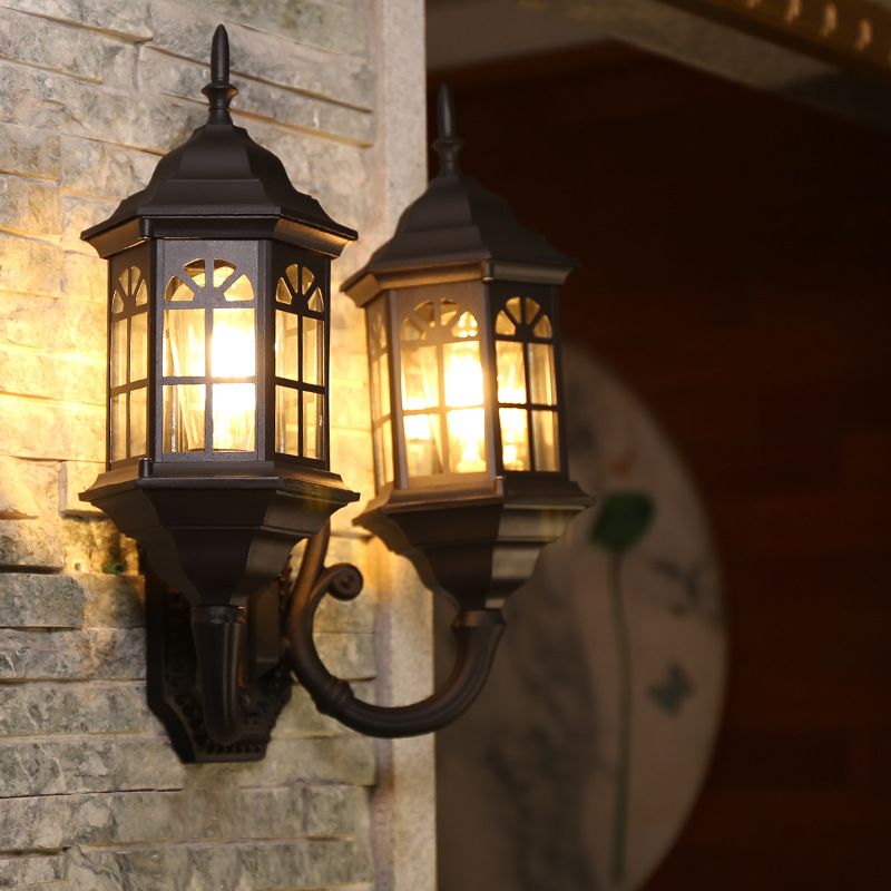 Lodges Castle Sconce Lámpara de pared de aluminio de 2 luces en negro/latón con brazo curvado doble