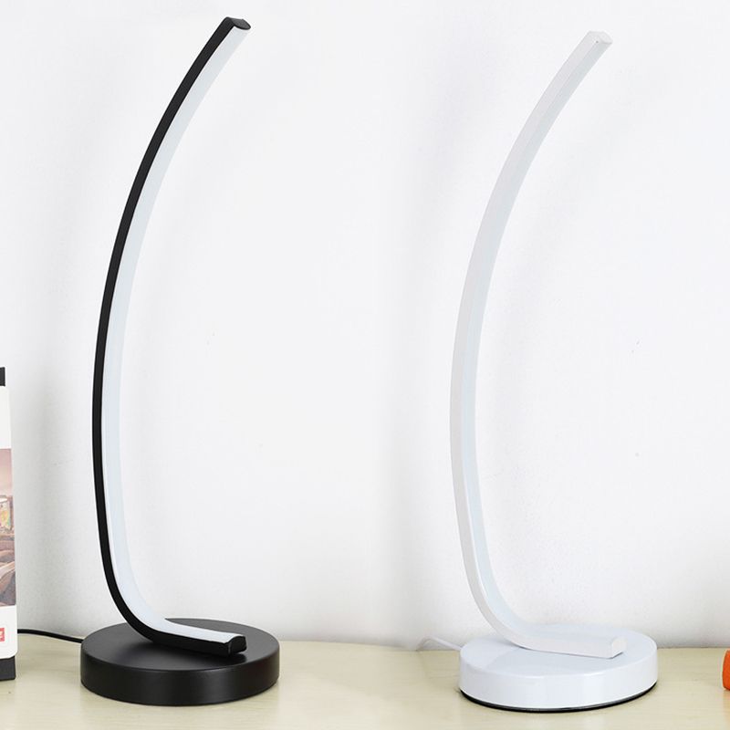 Bend lineaire slaapkamer nachtlamp Metallic LED modernisme tafellicht in zwart/wit voor studieruimte
