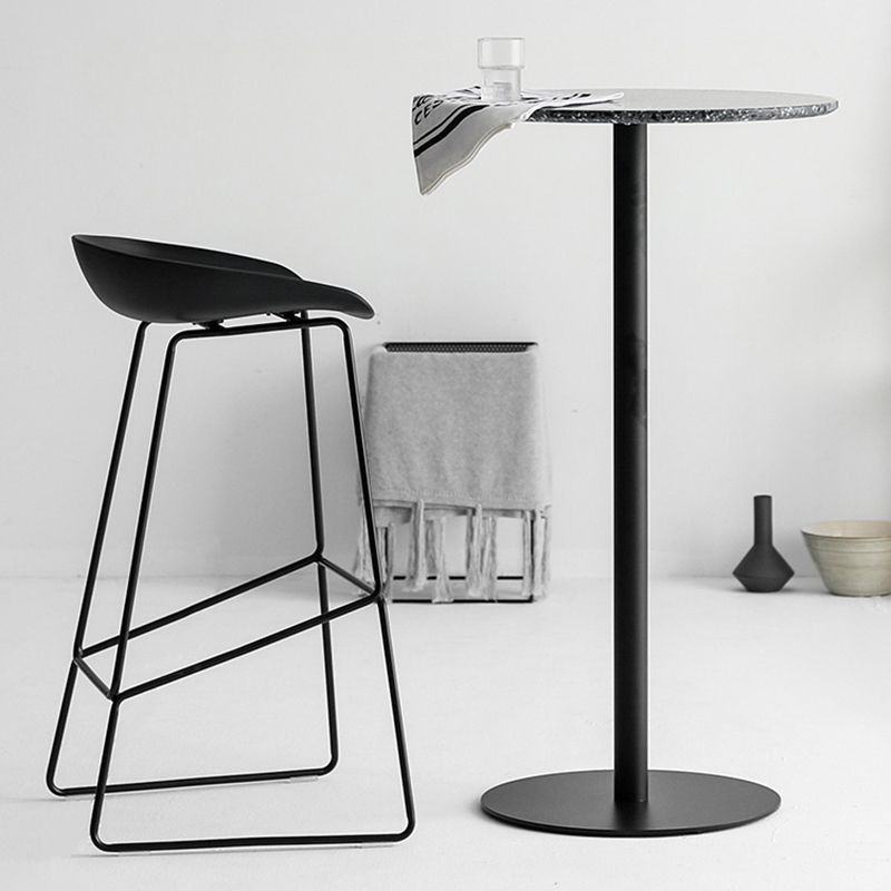 Nordic Indoor Barhocker mit niedriger Rückenlehne, einfacher hoher Eisenhocker mit Kunststoffsitz