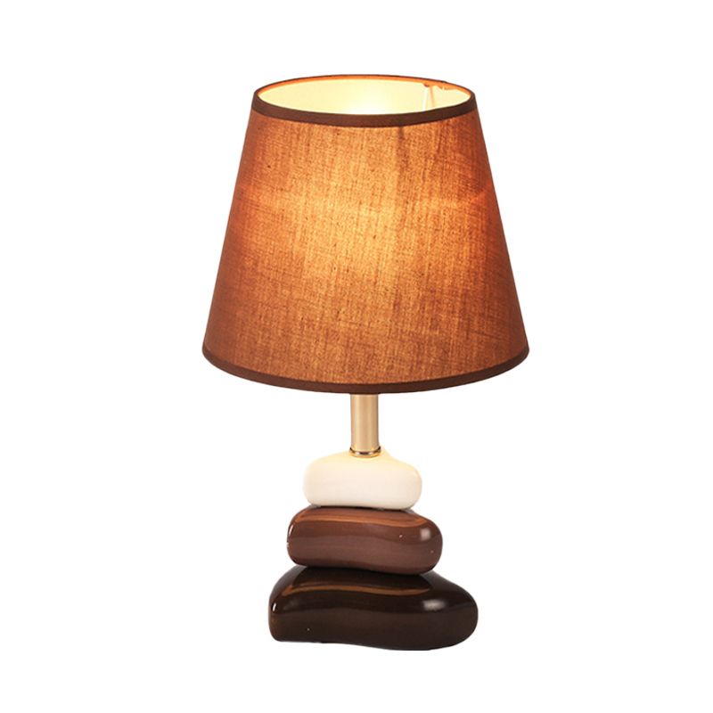 Lampada da tavolo modernista a 1 luce con illuminazione notturna in ceramica a 3 triangoli in caffè e bianco con paralume in tessuto a cono