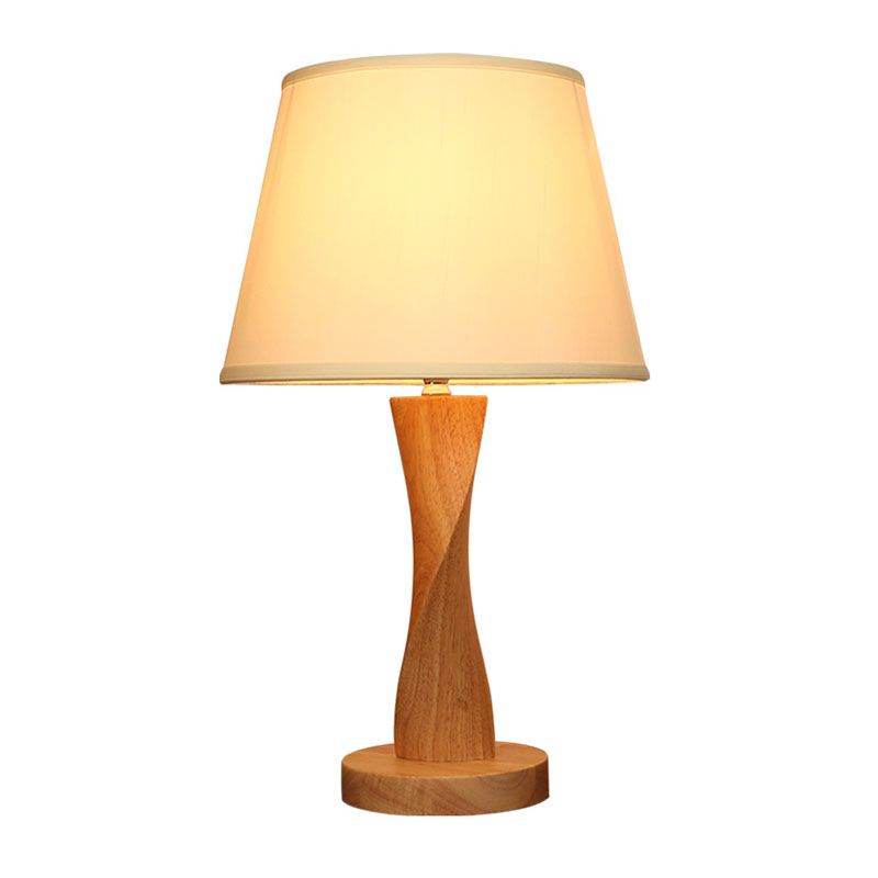 Lampada da notte intrecciata in legno Cottage 1 luce Illuminazione da tavolo da soggiorno con paralume conico in tessuto in beige/grigio/lino