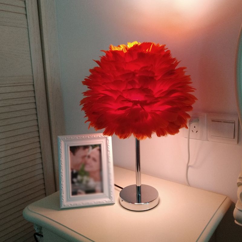 Moderna lampada da tavolo plug-in Artichoke Feather 1 luce Lampada da comodino per ragazze in rosa/grigio/bianco