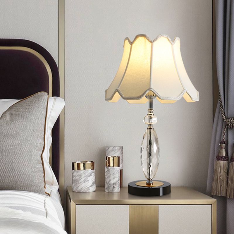 Enkele lamp nachtkastje verlichting met wijd uitlopende schaduw stof traditionele woonkamer kristallen tafel licht in wit