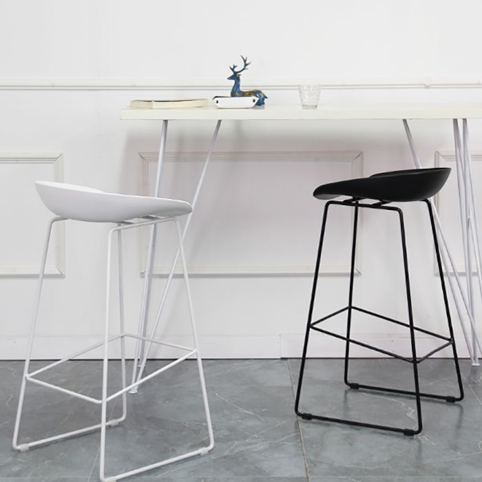 Scandinavian Plastic Bar Stools Footrest Indoor Counter Stool with Metal Legs