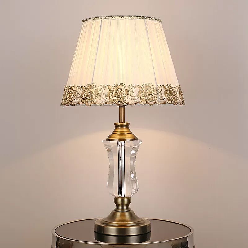 Barreau beige Lumière de nuit moderne 1 lampe de table en tissu léger avec support de lampe en cristal d'urne
