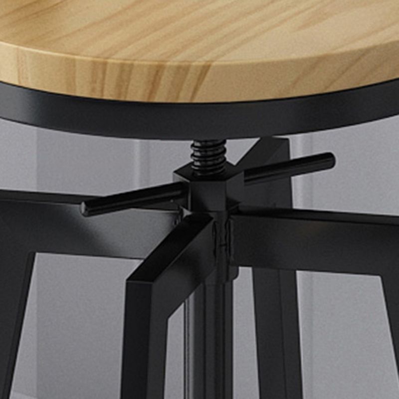 Industrielle höhenverstellbare schwarze Barhocker aus Eisen und Holz mit rundem Sitz