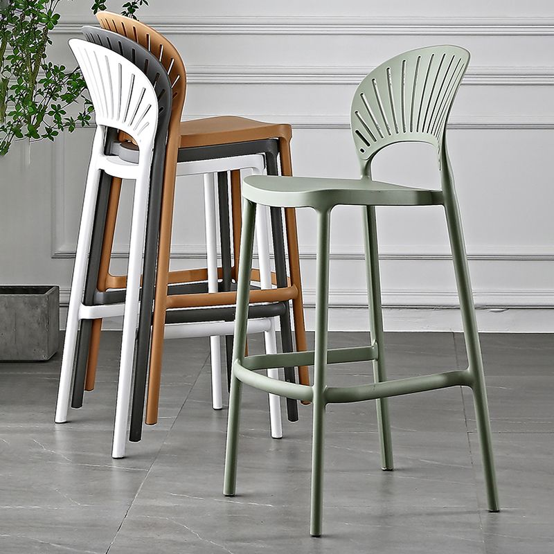 Barhocker im skandinavischen Stil, Einzelhocker aus Kunststoff mit Fußstütze für die Küchenbar
