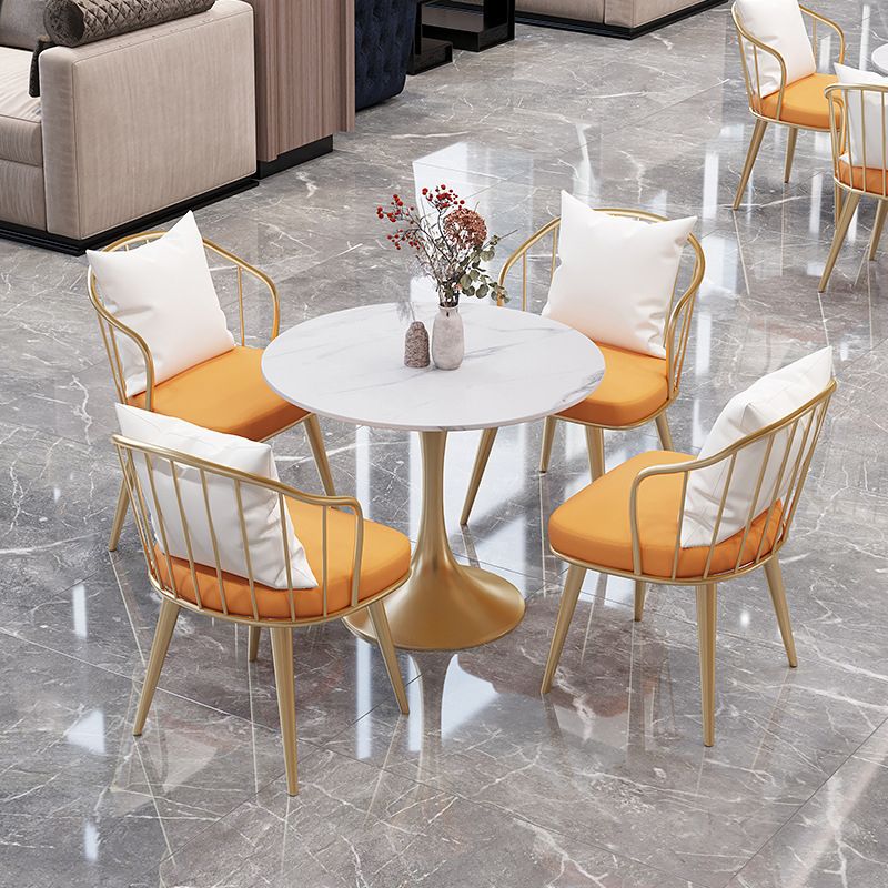 Salle de salle à manger blanche en pierre glamour avec table ronde et meubles de table à manger de base en métal