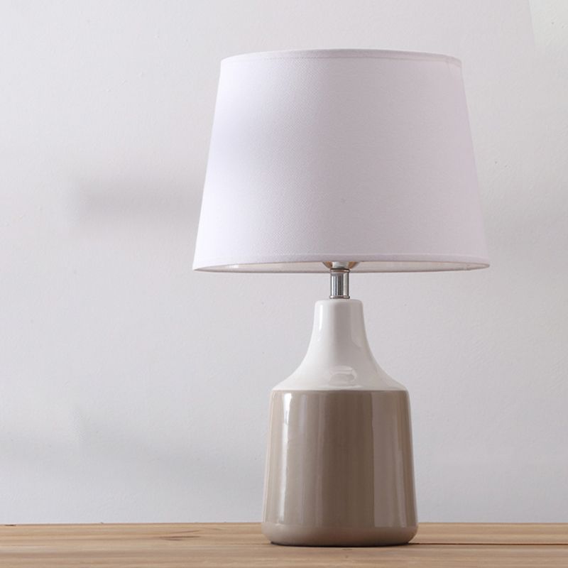 Moderne taps toelopende trommeltafel Licht Keramische nachtverlichting 1-lichtsbed in bruin/wit en grijs met stofschaduw