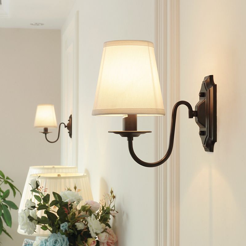 Stof taps toelopende wandlamp eenvoud enkele gang muurlamp met gebogen arm in zwart