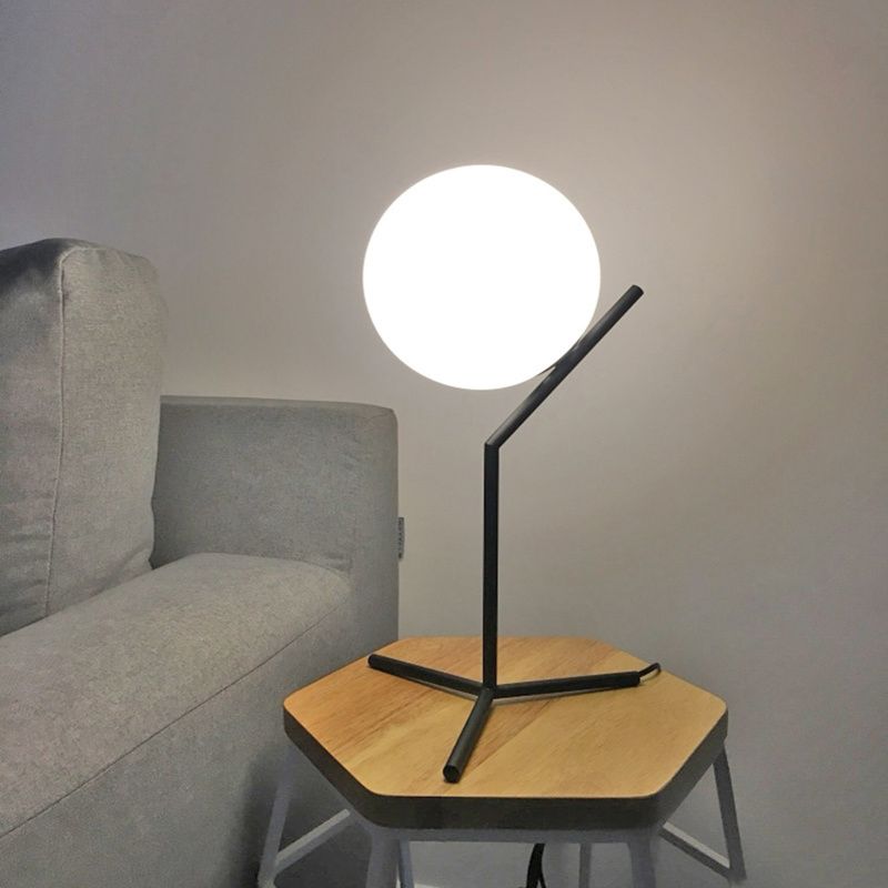 Moderne statief tafelverlichting metaal 1-licht slaapkamer nachtlampje met bal witte glazen schaduw