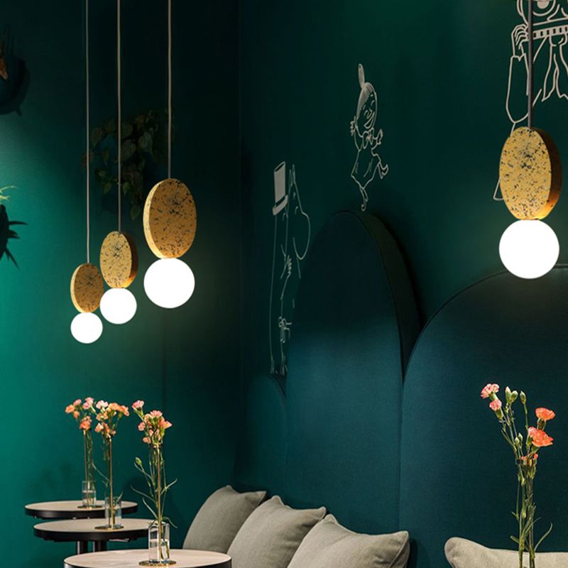 Luce del soffitto della sala da pranzo Globe Light Opal Glass singola luce a sospensione minimalista con decorazione in terrazzo