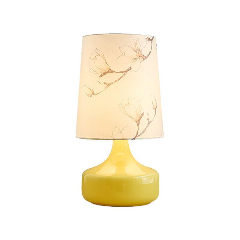Luce notturna in tessuto stampato a lampadina singola Illuminazione da comodino a botte bianca da giardino coreano con base in vaso giallo