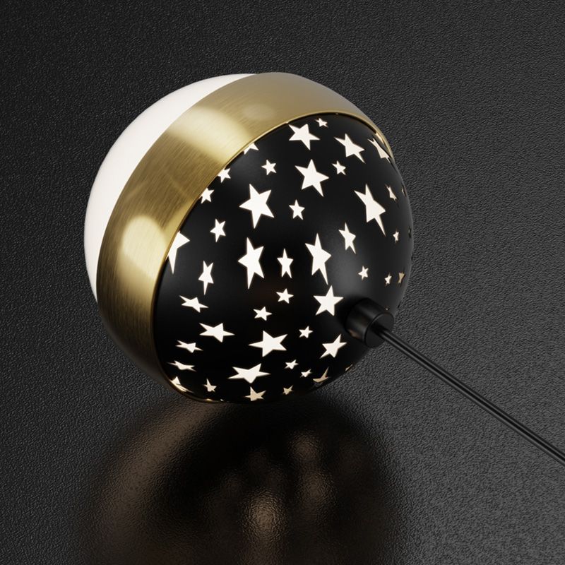 Ciondolo a ciondolo circolare e ascensore contemporaneo in nero per la sala da studio del bar