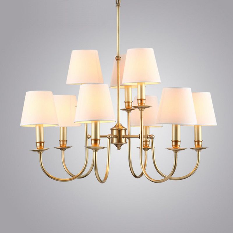 Moderne konische Schatten Kronleuchter Stoff 9-Licht Wohnzimmer Droplampe mit gewölbter Arm in Messing