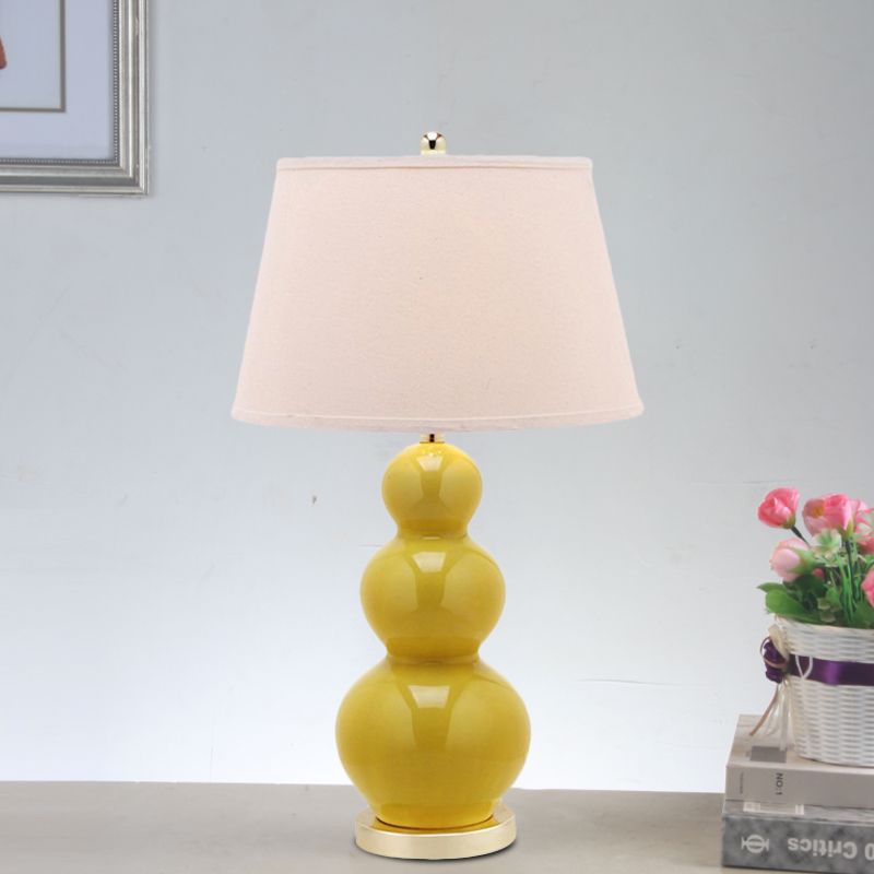 Lampada da tavolo in tessuto a forma conica in stile tradizionale con 1 lampadina in giallo per soggiorno