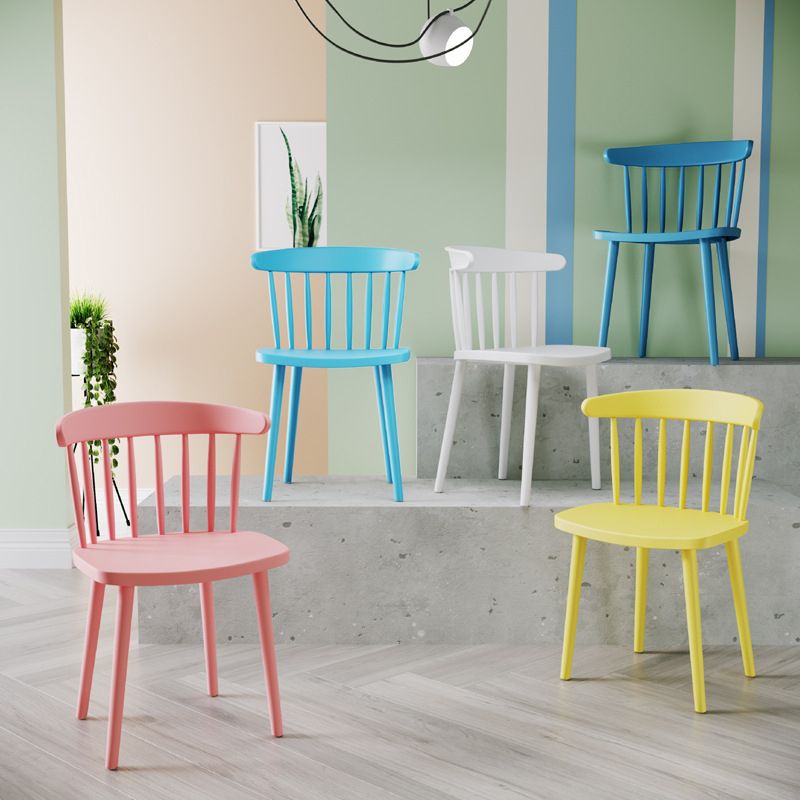 Silla lateral de comedor de cocina escandinava de plástico Silla trasera Windsor