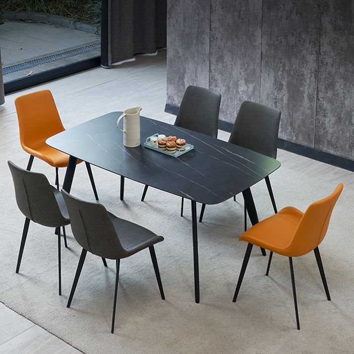 El comedor contemporáneo preside la silla sin brazos curvada de cuero mate de Parsons