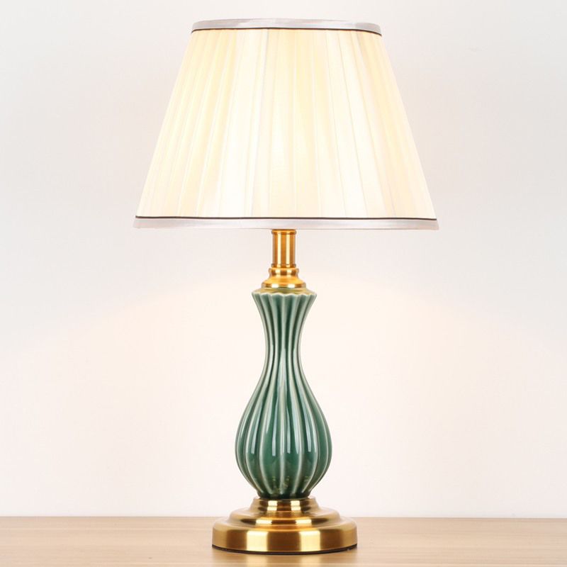 1 Glühbirnen-Stofftischlampe Traditionelle weiße, überbesserte/konische Schlafzimmer-Nachttischbeleuchtung mit Keramik-Urnen-Förster-Basis