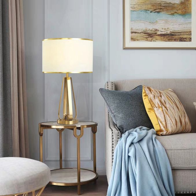 Goldene trommelförmige Tischlampe zeitgenössischer Metallnächte und Lampe für Schlafzimmer