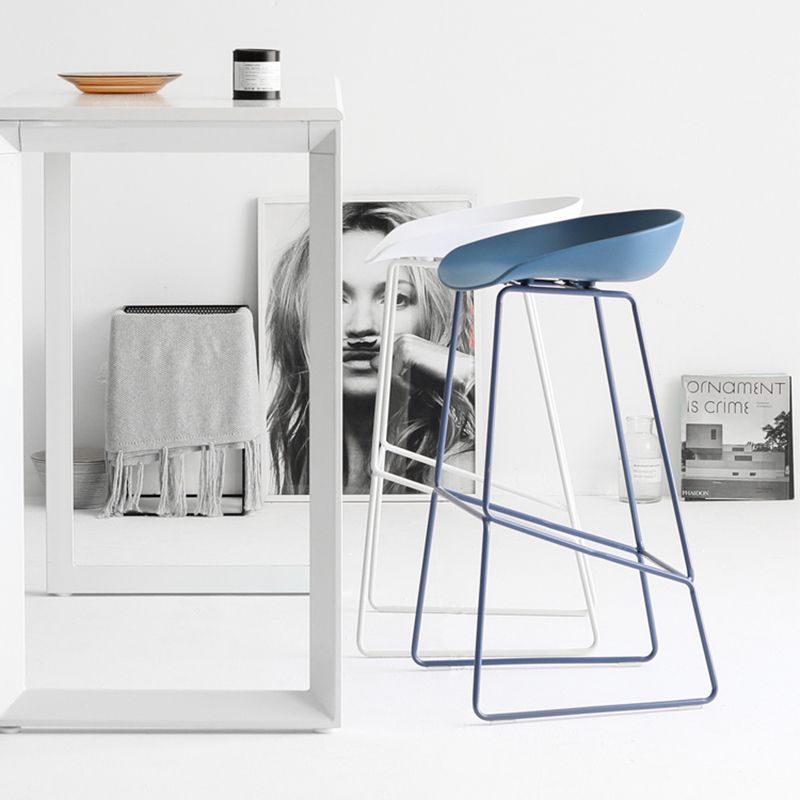 Nordic Indoor Barhocker mit niedriger Rückenlehne, einfacher hoher Eisenhocker mit Kunststoffsitz