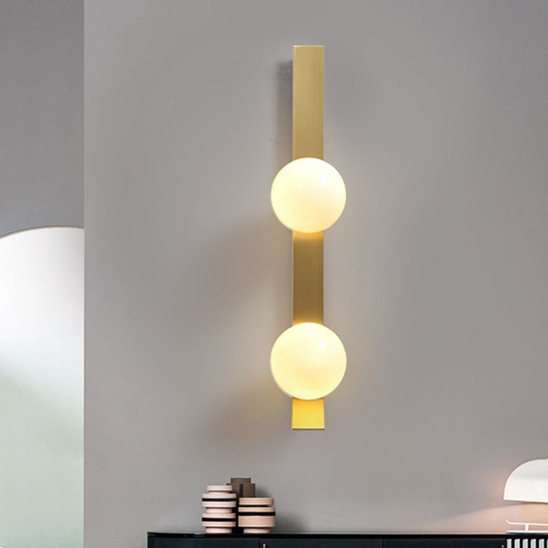 Messing Linear Wandleuchte Vintage 2 Köpfe Metallische Wandlampe mit Orb Elfenbeinglas Schatten