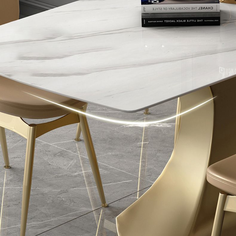 Tisch im minimalistischen Stil mit Rechteckform -Tisch und gepolsterten Stühlen