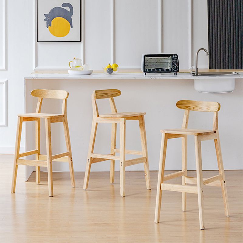 Tabouret de bar industriel à dossier bas en bois, haut et simple d'intérieur avec siège carré