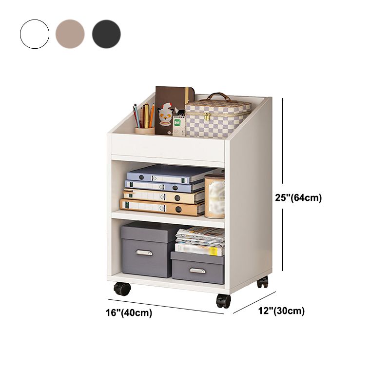 Libreria in stile scandinavo aperto per la sala di studio degli uffici per la casa