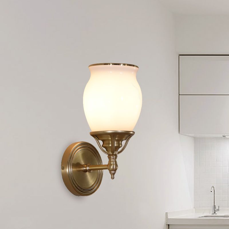 Urn Opal Glass SCONCE LAMP Kolonialisme 1-BULB Woonkamer Wandlamp in messing met metalen rechte Am