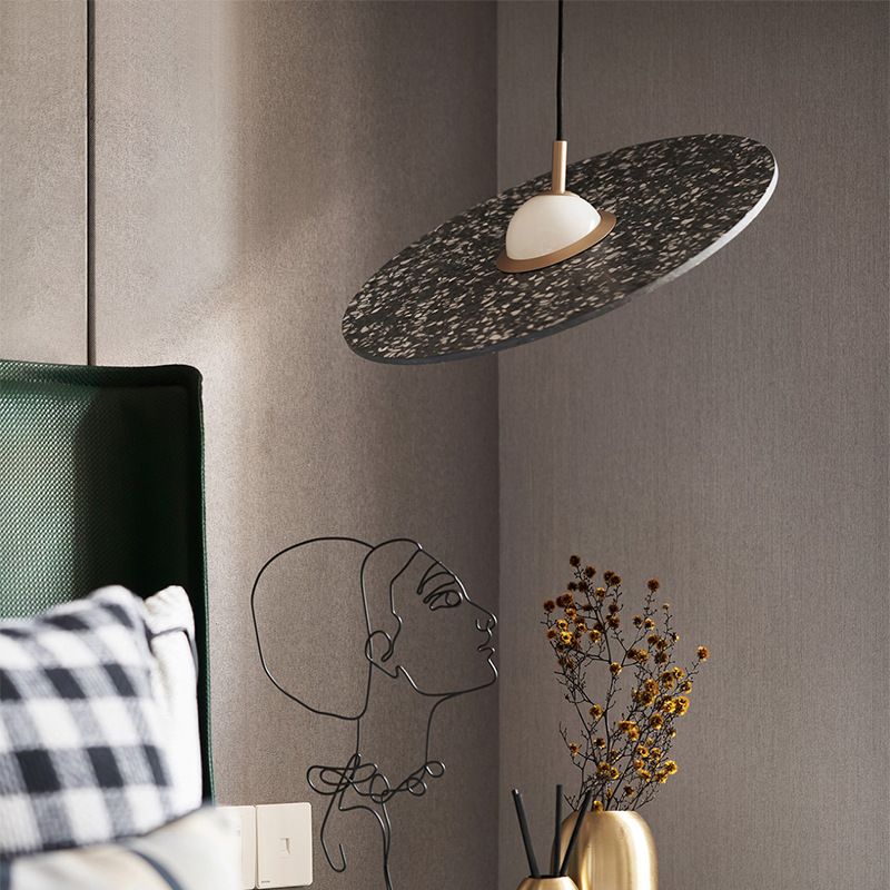 Soucoupe volante suspendue à la lumière du terrazzo postmoderne