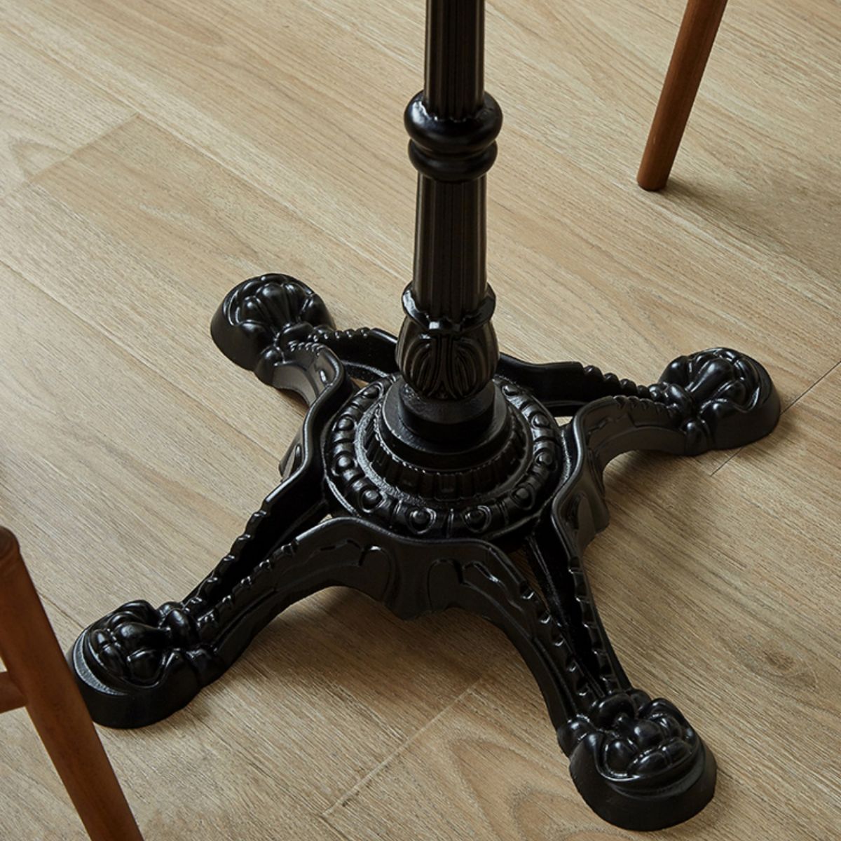 Round Solid Wood Dining Table Indoor Iron Pedestal Dining Table