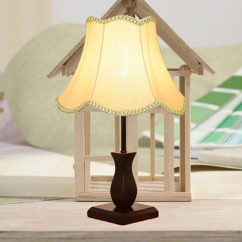 Single-bulp tafelverlichting land lambrisering bel-geschulpte stof nachtstandaardlamp in beige/bordeaux
