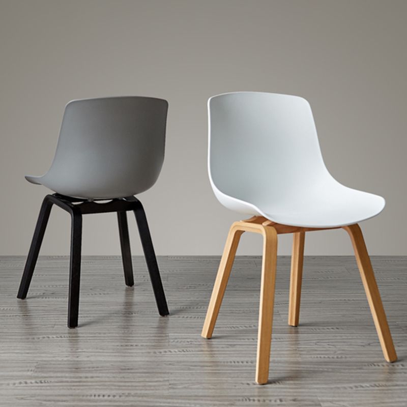 Silla de comedor con acabado mate de madera, silla lateral con respaldo sólido de restaurante escandinavo