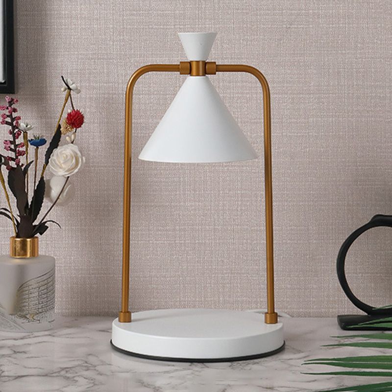 Lampada da tavolo a forma di cono in stile postmoderno Lampada da tavolo in metallo a 1 luce per camera da letto