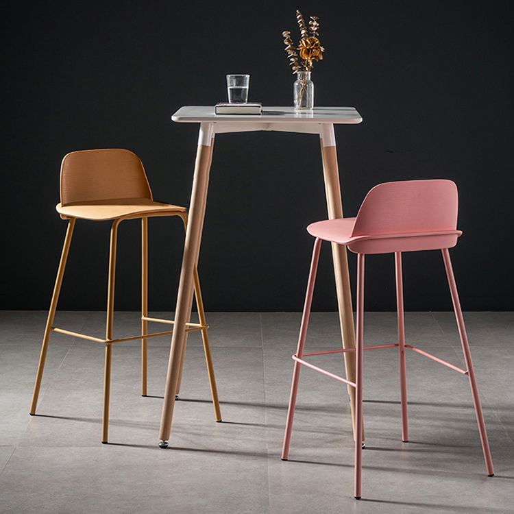 Taburete de bar contemporáneo, silla de mostrador con respaldo bajo de plástico sin brazos con base de hierro