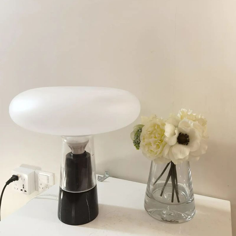 Lampe de table en verre de nuage de champignons créatifs 1 lumière de style nordique marbre maison de nuit décorative Lumière